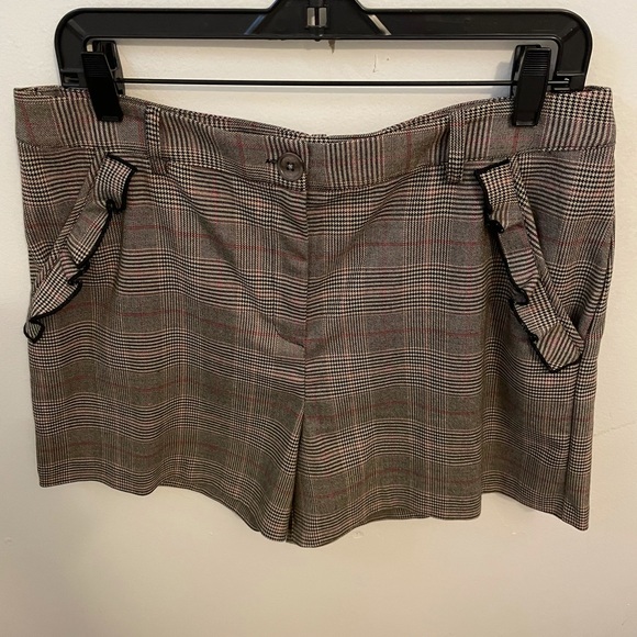 CeCe Plaid shorts with two ruffle front pockets and one back pocket 🌺🌸 summer - Picture 7 of 7